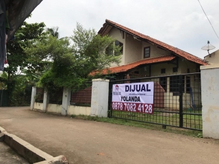 Dijual Rumah dengan Halaman Luas di Jati Mekar