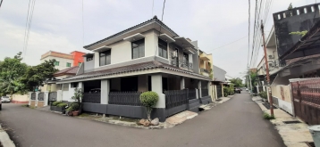 Rumah Klasik di Dalam Komplek