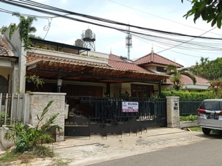 Rumah Secondary dengan lahan luas di Kav DKI