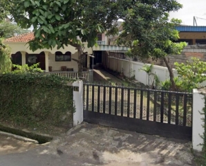 Dijual Rumah Secondary Dengan Halaman Luas Di daerah Kramat Jati