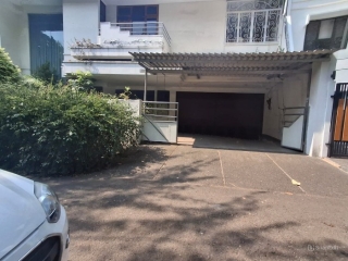 Rumah Klasik Terawat Di Perumahan Kebon Jeruk Baru