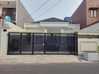 Disewakan Rumah Cantik Di Pinggir Jalan Besar Jatinegara