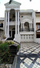 Rumah Klasik Mewah 3 Lantai Di Komp Jatinegara Baru