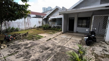 Rumah Pinggir Jalan Yang Strategis 